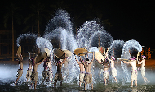 Múa mẹt trên sân khấu nước trong phần 1 “Sinh mệnh” của chương trình